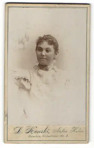 Fotografie L. Konski, München, Portrait Fräulein mit zusammengebundenem Haar