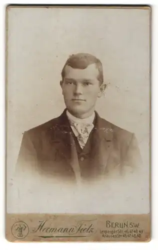 Fotografie Hermann Tietz, Berlin-SW, Portrait junger Herr in Anzug