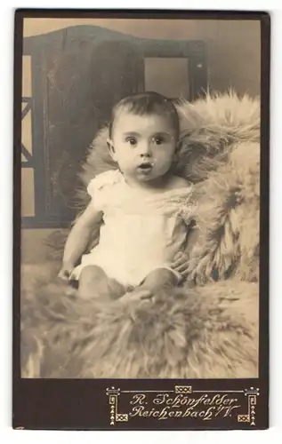 Fotografie R. Schönfelder, Reichenbach i/V, Portrait Säugling mit erstaunten Augen