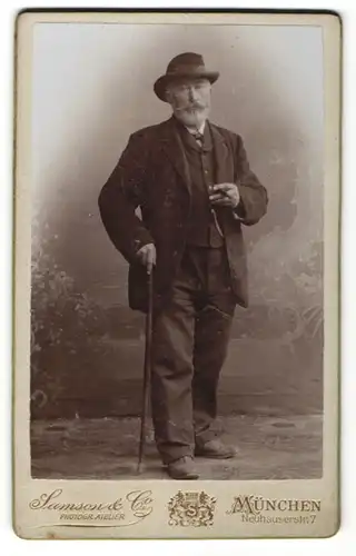 Fotografie Samson & Co., München, Portrait betagter Herr mit Gehstock und Hut