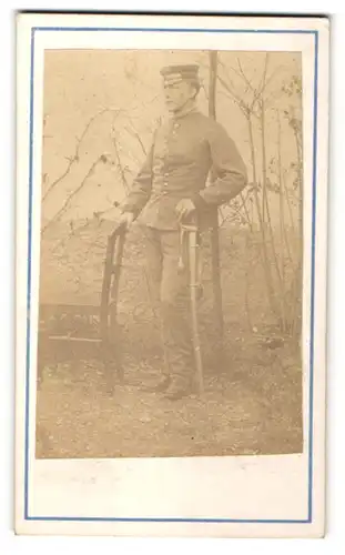 Fotografie Fotograf & Ort unbekannt, junger charmanter Soldat mit Schirmmütze und Bajonett in Uniform
