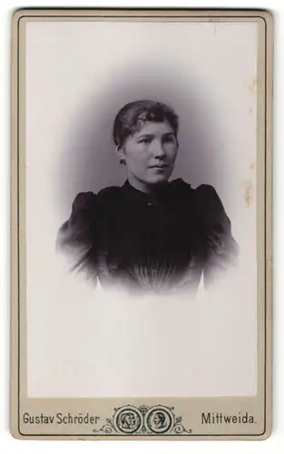 Fotografie Gustav Schröder, Mittweida, Portrait hübsche junge Frau in eleganter schwarzer Rüschenbluse