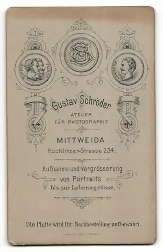 Fotografie Gustav Schröder, Mittweida, Portrait junger blonder Mann mit Fliege im eleganten Jackett