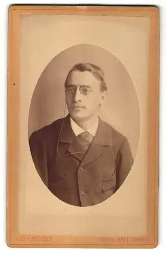 Fotografie Aug. Tresselt, Gross-Breitenbach, Portrait junger Mann mit zurückgekämmtem Haar und Zwicker