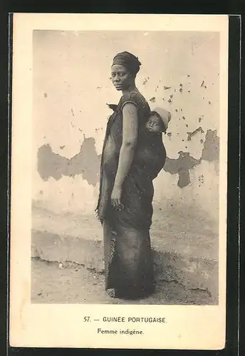 AK Guinea-Bissau, Femme indigene mit Kind auf dem Rücken