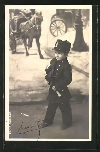 Foto-AK Kleiner Junge als Polizist in einer Studiokulisse