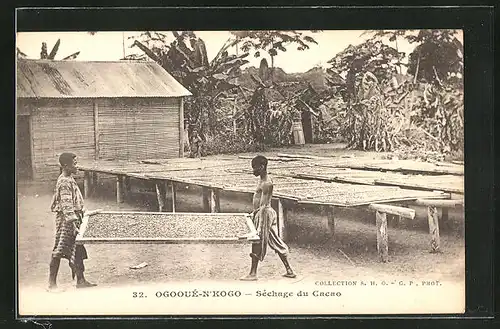 AK Ogooué-N'Kogo, Séchage du Cacao, Kakaobohnen werden unter freiem Himmel getrocknet