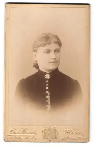 Fotografie Oscar Strensch, Wittenberg, Portrait blondes hübsches Fräulein mit Brosche und Knopfleiste an der Bluse