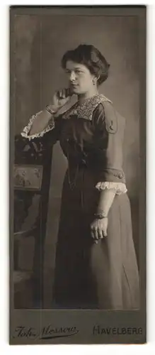 Fotografie Joh. Messow, Havelberg, Portrait Dame mit zusammengebundenem Haar
