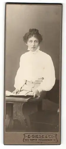 Fotografie E. Giese & Co., Neu-Ruppin, Portrait Dame mit zeitgenöss. Frisur