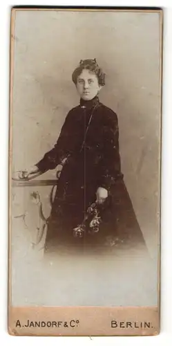 Fotografie A. Jandorf & Co., Berlin, Portrait junge Frau in zeitgenöss. Kleidung