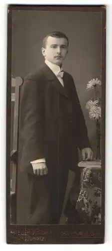 Fotografie Fr. Junger, Haynau i/Schl., Portrait junger Mann in Anzug