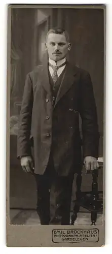Fotografie Emil Brockhaus, Gardelegen, Portrait junger Mann in Anzug