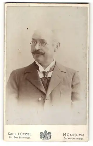 Fotografie Karl Lützel, München, Portrait Mann mit Brille und Schnauzer im Anzug