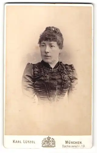 Fotografie Karl Lützel, München, Portrait Frau im Rüschenkleid mit Halskette