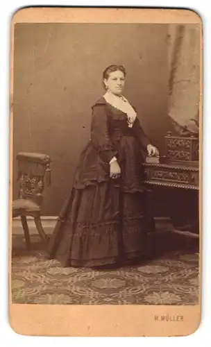 Fotografie M. Müller, Wien, Portrait Frau in zeitgenössischer Kleidung mit Ohrringen