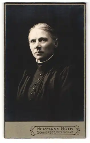 Fotografie Hermann Roth, Schliersee, Portrait Frau mit zurückgebundenem Haar, in bürgerlicher Kleidung