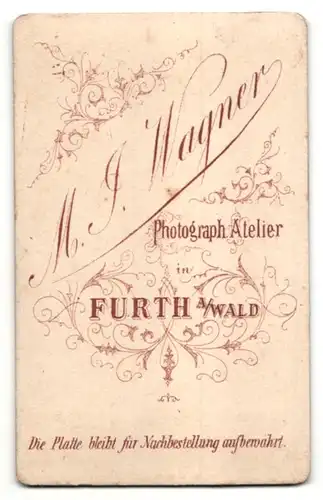 Fotografie M. J. Wagner, Furth a. / Wald, Portrait Frau in zeitgenössischer Kleidung am Stuhl