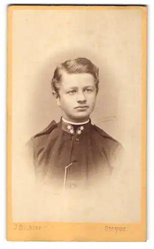 Fotografie J. Bichler, Steyer, Portrait junger Mann mit Seitenscheitel im Mantel mit Taschenuhr