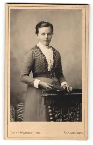 Fotografie Josef Woersching, Starnberg, junges Mädchen im Kleid stützt sich auf einer Stuhllehne auf
