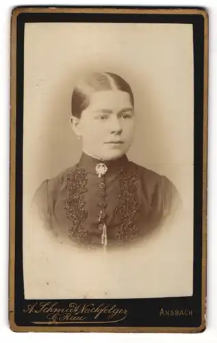 Fotografie A. Schmidt, Ansbach, Mädchen in schwarzem Kleid