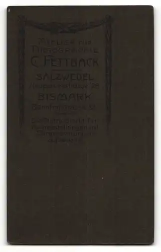 Fotografie C. Fettback, Salzwedel, Portrait kleines Mädchen mit Haarschleifchen auf einer Bank