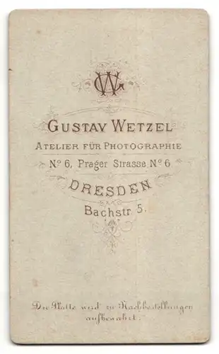 Fotografie Gustav Wetzel, Dresden, Portrait kleiner Junge im Samtanzug am Hocker