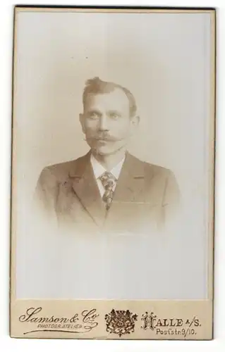 Fotografie Samson & Co, Halle, Portrait Mann mit Zwirbelbart und Krawatte im Anzug