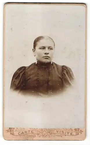 Fotografie Unbekannter Fotograf, Unbekannter Ort, Portrait Frau im Kleid mit Puffärmeln und zurückgebundenem Haar