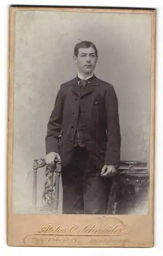 Fotografie Carl Schneider, Reichenbach i. / V., Portrait junger Mann mit Oberlippenbart im Anzug