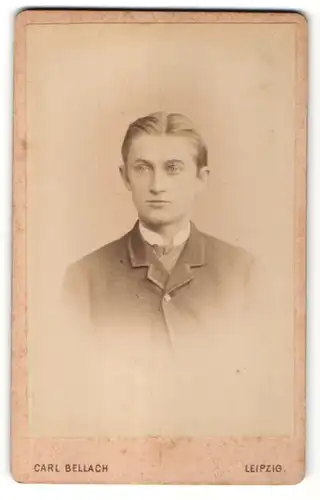 Fotografie Carl Bellach, Leipzig, Portrait junger Mann mit Mittelscheitel in einer karierten Jacke