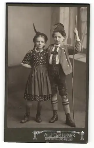 Fotografie Wilhelm Knarr, Rosenheim, niedliche Kinder tragen Trachten-Kostüm