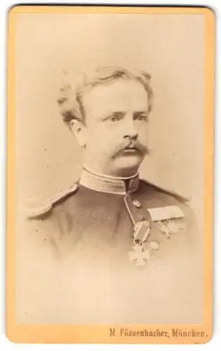 Fotografie M. Pössenbacher, München, Portrait Offizier in Uniform mit Ordenspange & Epauletten