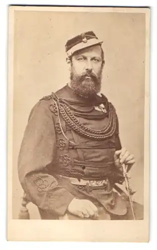 Fotografie Fotograf & Ort unbekannt, Portrait Carl XV. König von Schweden in Uniform mit Ordenspange