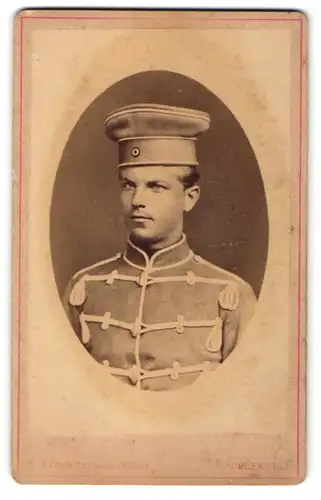 Fotografie G.J. Koch, Schleswig, Portrait Husar in Uniform mit Krätzchen