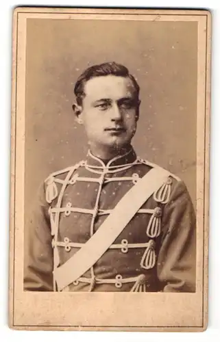 Fotografie H. Hirger, Schleswig, Portrait Husar in Uniform mit Schärpe