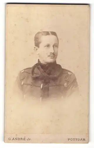 Fotografie G. Andre Jr., Potsdam, Portrait Husar in Uniform