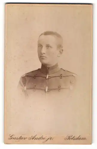 Fotografie Gustav Andre Jr., Potsdam, Portrait junger Husar in Uniform