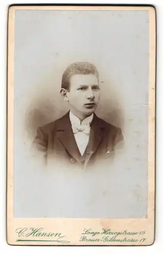 Fotografie C. Hansen, Wolfenbüttel, Portrait jugendlicher Knabe im Anzug mit Fliege