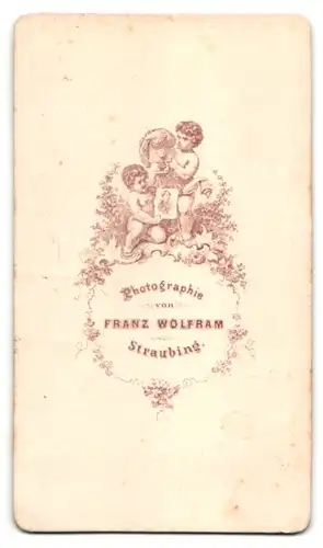 Fotografie Franz Wolfram, Straubing, Portrait bürgerlicher Herr im Mantel mit Hut