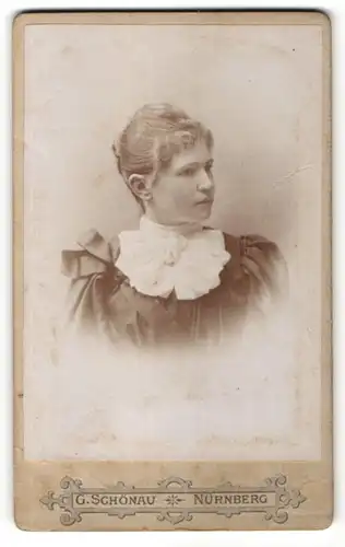 Fotografie G. Schönau, Nürnberg, Portrait hübsche junge Frau in edler Bluse mit Jabot