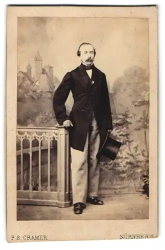Fotografie P. S. Cramer, Nürnberg, Portrait eleganter bürgerlicher Herr mit Zylinder in der Hand
