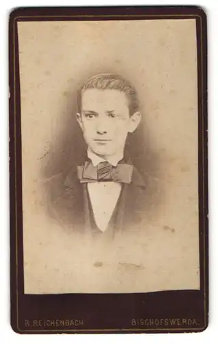 Fotografie R. Reichenbach, Bischofswerda, Portrait jugendlicher Knabe in festlicher Kleidung mit Fliege