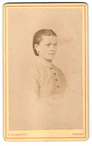 Fotografie E. Schroeter, Meissen, Portrait ersnte junge Dame im Halbprofil