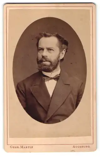 Fotografie Gebr. Martin, Augsburg, Portrait Herr mit Vollbart im Anzug mit Querbinder