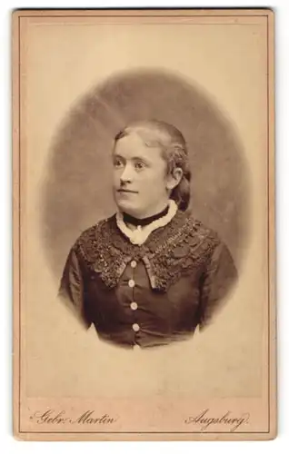 Fotografie Gebr. Martin, Augsburg, Portrait junge Frau in edler Bluse mit Spitze