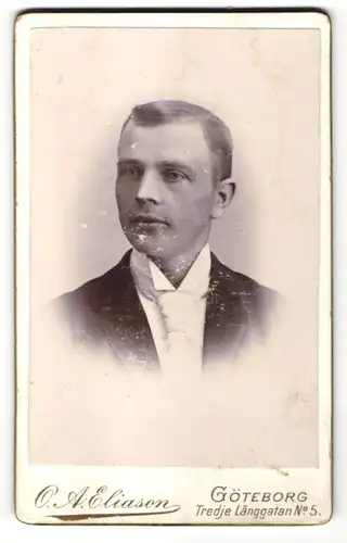 Fotografie O. A. Eliason, Göteborg, Portrait eleganter junger Herr im Anzug mit Krawatte