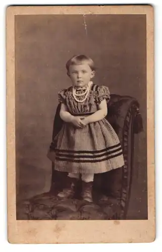 Fotografie C. Hirsmüller, Emmendingen, Portrait niedliches Kleinkind mit Perlenkette