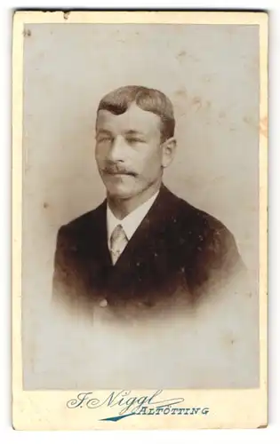 Fotografie J. Niggl, Altötting, Portrait charmanter Herr mit Oberlippenbart und Krawatte im Anzug