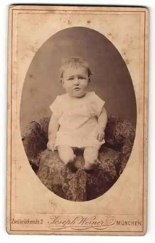 Fotografie Joseph Werner, München, Portrait blondes süsses Mädchen im weissen Kleidchen